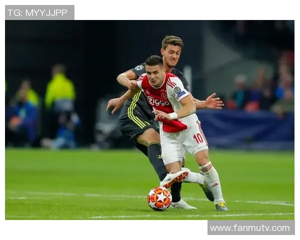 足球星蝴蝶的传奇故事与绿茵场上闪耀的非凡人生轨迹